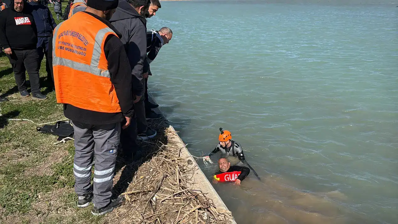 Antalya Büyükşehir İşçisi Kendini Bir Anda Sulara Bıraktı 1